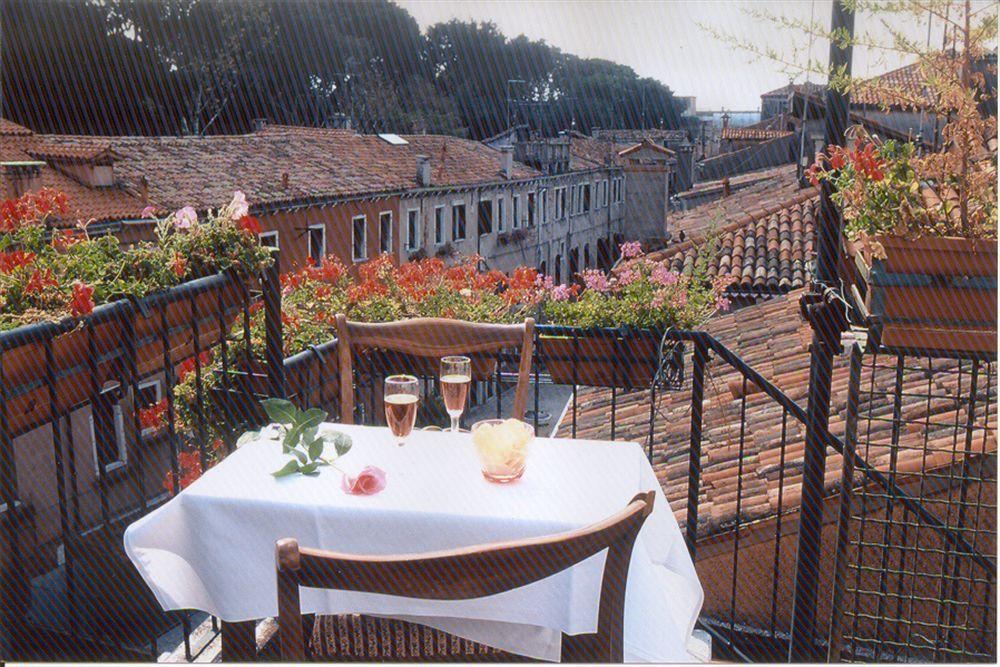 Hotel Hesperia Veneza Exterior foto