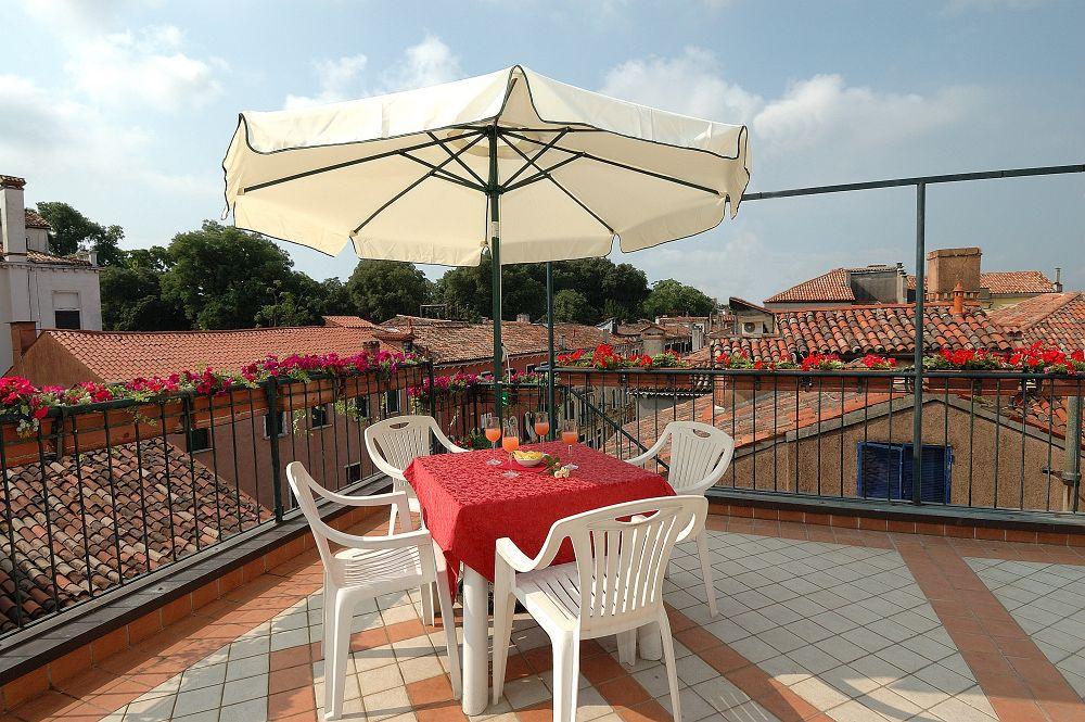 Hotel Hesperia Veneza Exterior foto