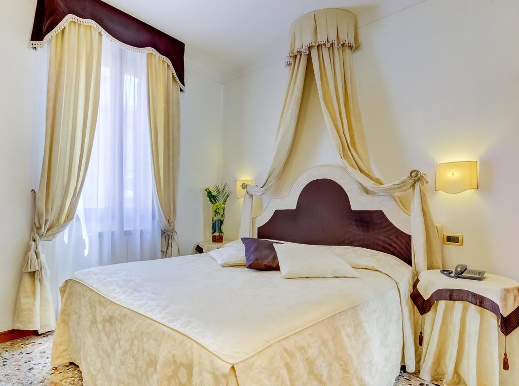 Hotel Hesperia Veneza Exterior foto