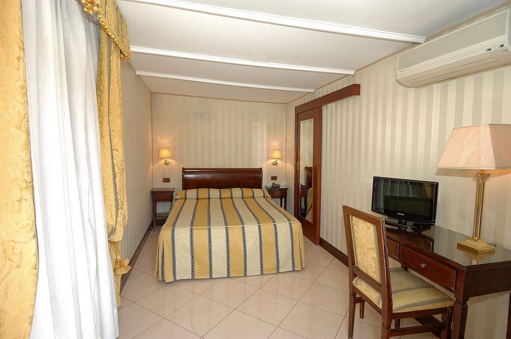Hotel Hesperia Veneza Exterior foto