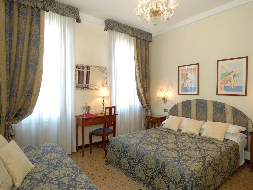Hotel Hesperia Veneza Exterior foto