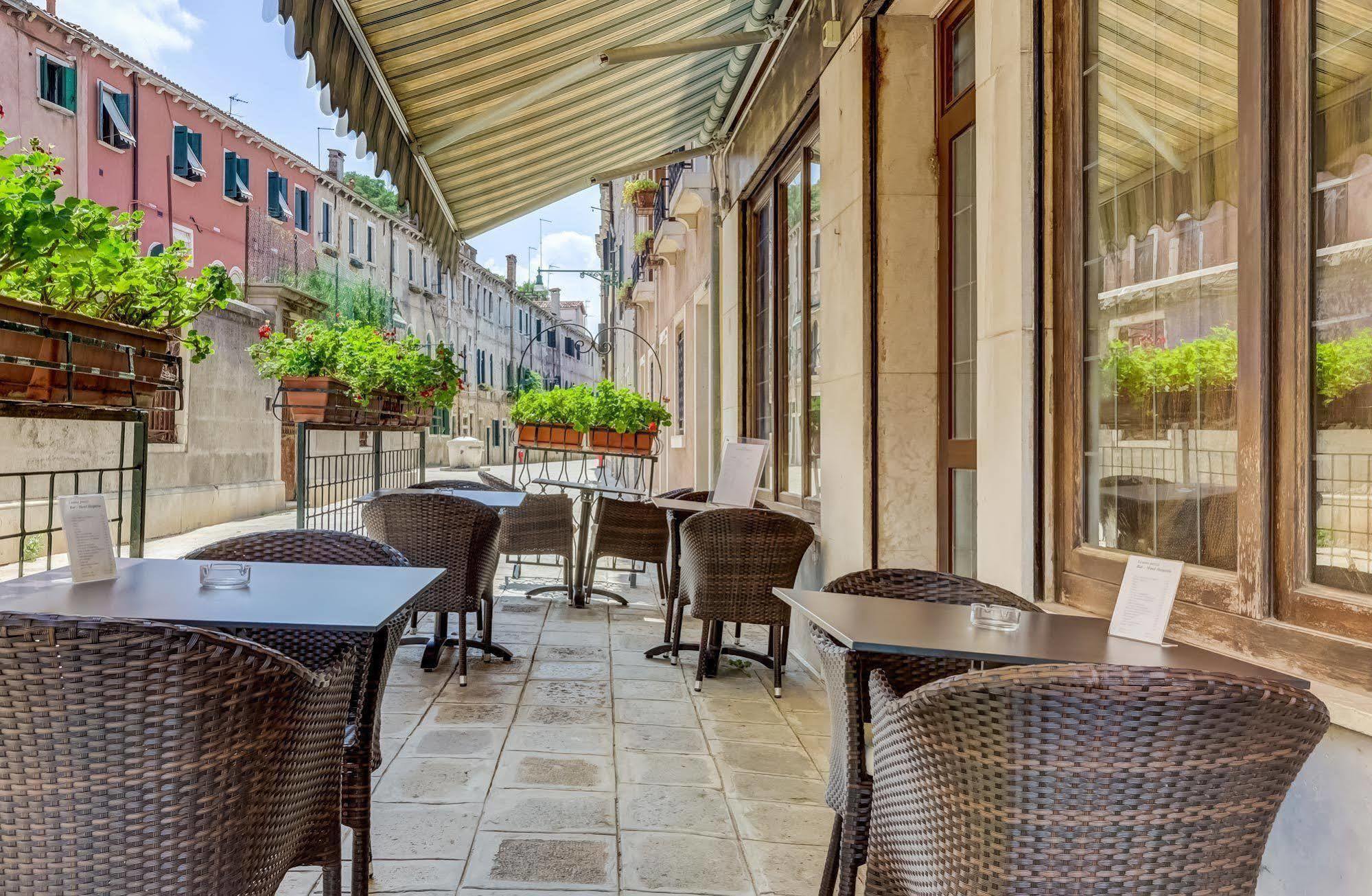 Hotel Hesperia Veneza Exterior foto